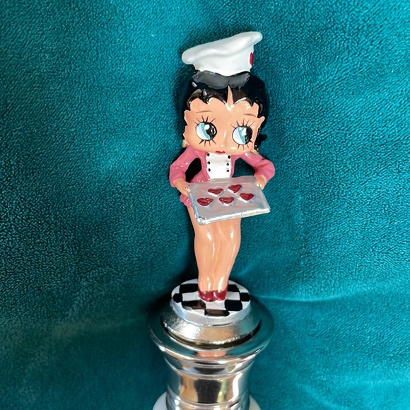 Betty Boop Decorative Wine Pourer - Picture 2 of 10